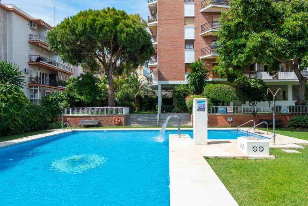 Central Beach Apartment With Free Parking And Pool マルベーリャ エクステリア 写真